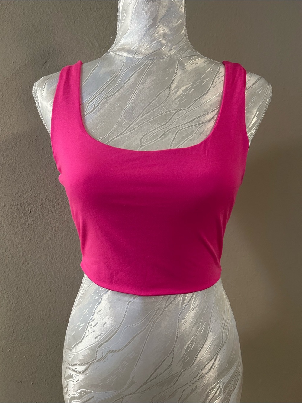 Women’s Scoop Neck Pink Crop Tank Top